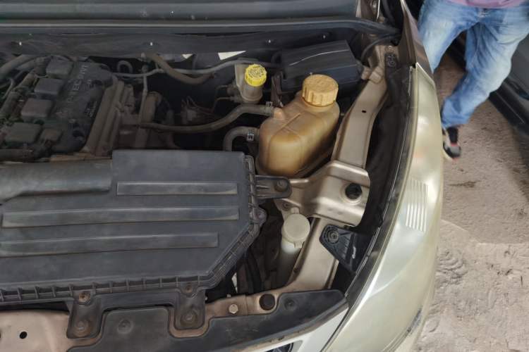 Used Wuling Rongguang V 2016 1.5L Practical Version Engine Bay Left