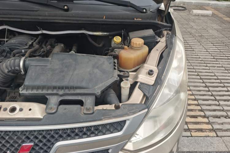 Used Wuling Rongguang V 2016 1.5L Practical Version Non-Power-Assisted Engine Bay Left