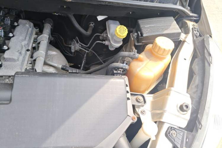 Used Wuling Rongguang V 2016 1.2L Practical Model Non-Power-Assisted Engine Bay Left