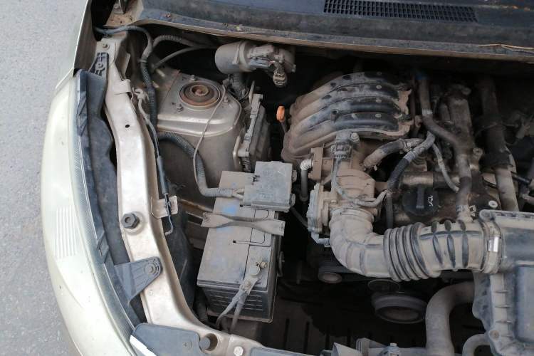 Used Wuling Rongguang V 2016 1.2L Practical Version Engine Bay Right