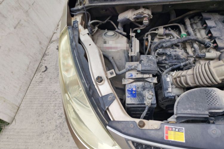 Used Wuling Rongguang V 2016 1.5L Practical Version Engine Bay Right