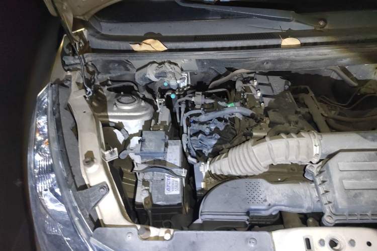 Used Wuling Rongguang V 2016 1.5L Standard Version Engine Bay Right