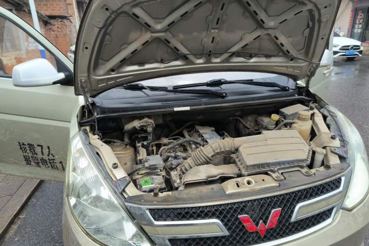 Used Wuling Rongguang V 2016 1.5L Standard Version Engine Bay Right