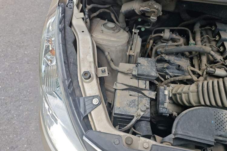 Used Wuling Rongguang V 2016 1.5L Standard Version Engine Bay Right