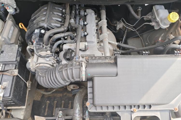 Used Wuling Rongguang V 2016 1.2L Practical Model Non-Power-Assisted Engine Bay