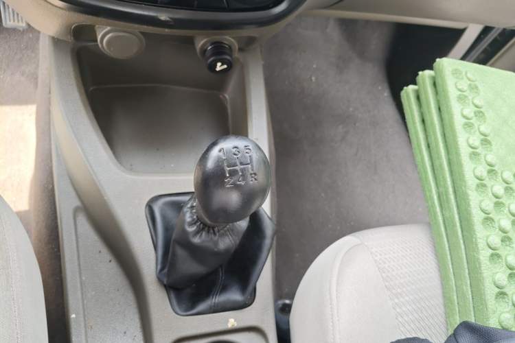 Used Wuling Rongguang V 2016 1.2L Practical Model Non-Power-Assisted Gear Lever
