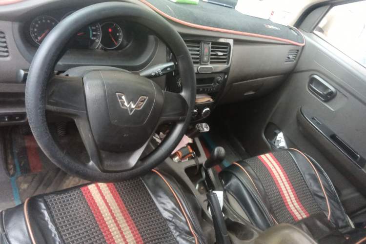 Used Wuling Rongguang V 2016 1.5L Standard Version Interior 2