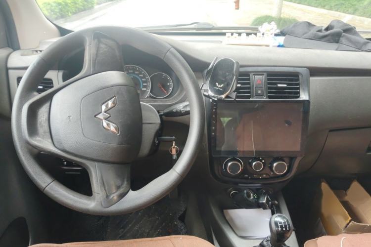 Used Wuling Rongguang V 2016 1.5L Standard Version Interior 2