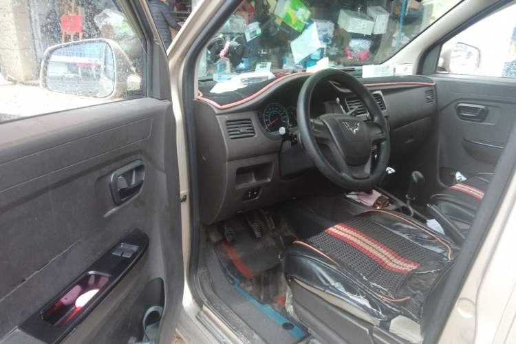 Used Wuling Rongguang V 2016 1.5L Standard Version Interior 3
