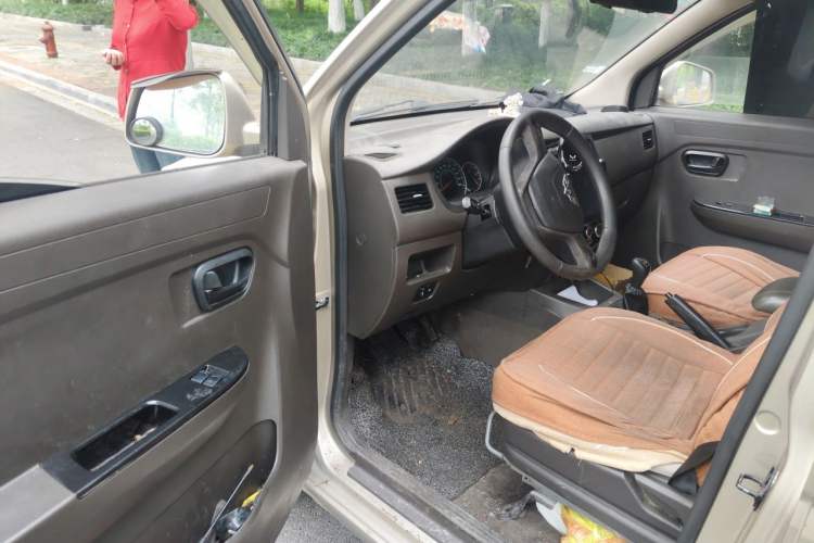 Used Wuling Rongguang V 2016 1.5L Standard Version Interior 3