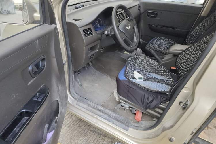 Used Wuling Rongguang V 2016 1.2L Standard Version Interior 3