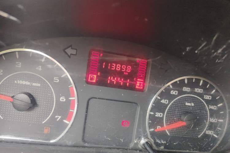 Used Wuling Rongguang V 2016 1.5L Practical Version Non-Power-Assisted Odometer Close Up