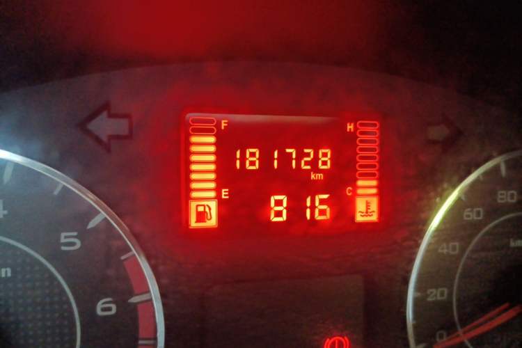 Used Wuling Rongguang V 2016 1.5L Practical Version Odometer Close Up