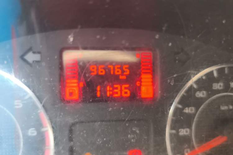 Used Wuling Rongguang V 2016 1.5L Practical Version Odometer Close Up