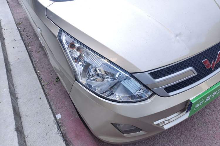 Used Wuling Rongguang V 2016 1.5L Practical Version Non-Power-Assisted Right Front Headlight