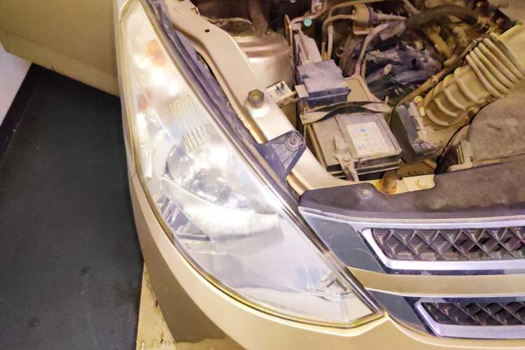 Used Wuling Rongguang V 2016 1.5L Standard Version Right Front Headlight