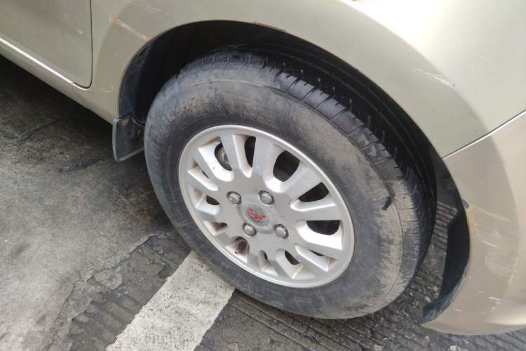 Used Wuling Rongguang V 2016 1.5L Standard Version Right Front Wheel Hub