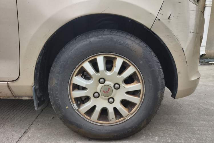 Used Wuling Rongguang V 2016 1.5L Standard Version Right Front Wheel Hub