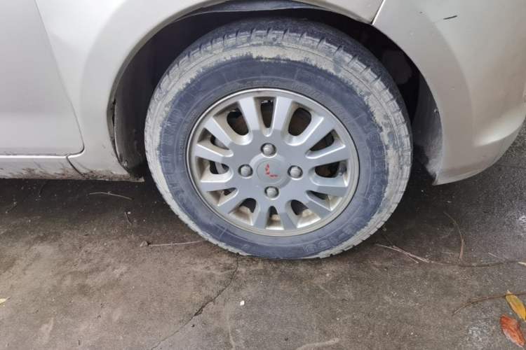 Used Wuling Rongguang V 2016 1.5L Standard Version Right Front Wheel Hub