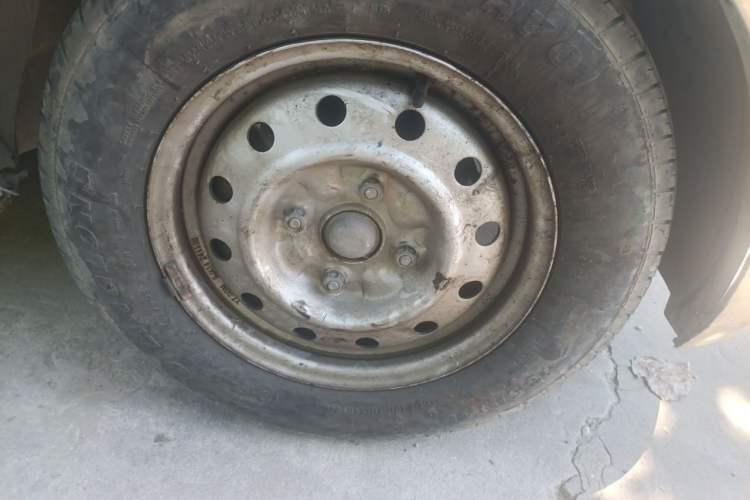 Used Wuling Rongguang V 2016 1.5L Practical Version Right Front Wheel Hub