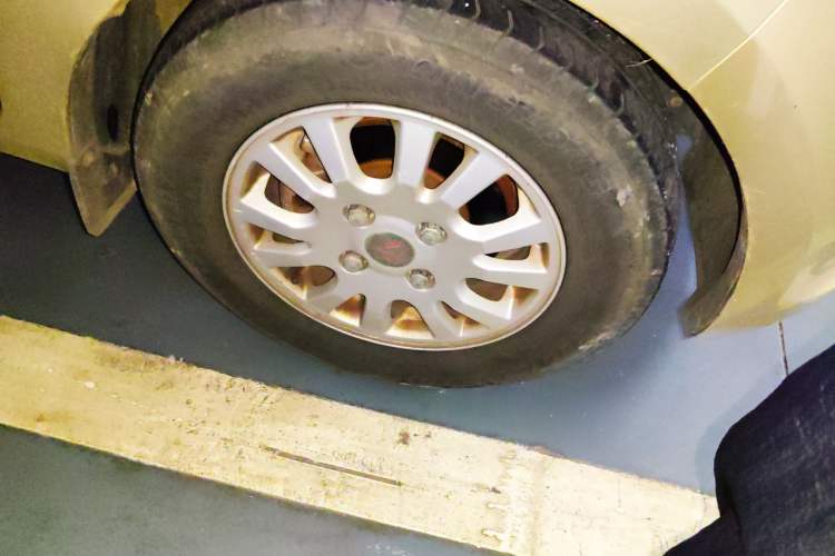 Used Wuling Rongguang V 2016 1.5L Standard Version Right Front Wheel Hub