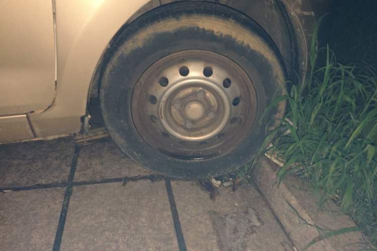 Used Wuling Rongguang V 2016 1.5L Practical Version Right Front Wheel Hub