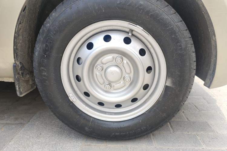 Used Wuling Rongguang V 2016 1.2L Practical Version Right Front Wheel Hub