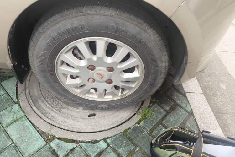 Used Wuling Rongguang V 2016 1.5L Standard Version Right Front Wheel Hub