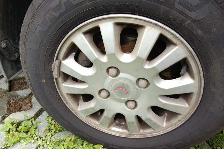 Used Wuling Rongguang V 2016 1.2L Standard Version Right Front Wheel Hub