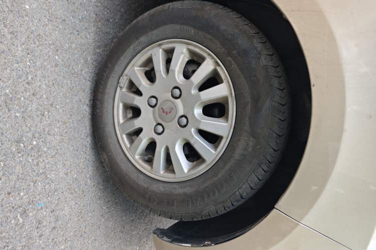 Used Wuling Rongguang V 2016 1.5L Standard Version Right Front Wheel Hub