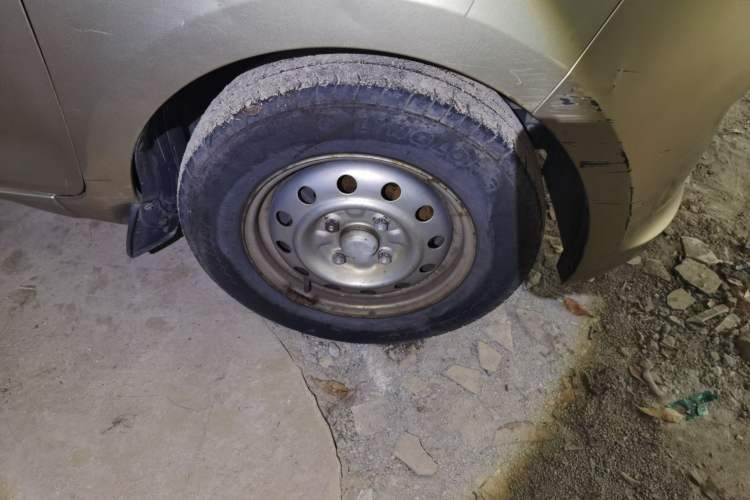 Used Wuling Rongguang V 2016 1.5L Practical Version Right Front Wheel Hub