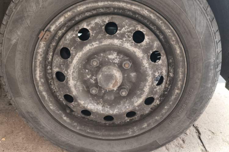 Used Wuling Rongguang V 2016 1.5L Practical Version Right Front Wheel Hub