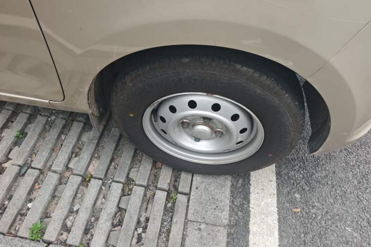 Used Wuling Rongguang V 2016 1.5L Practical Version Non-Power-Assisted Right Front Wheel Hub