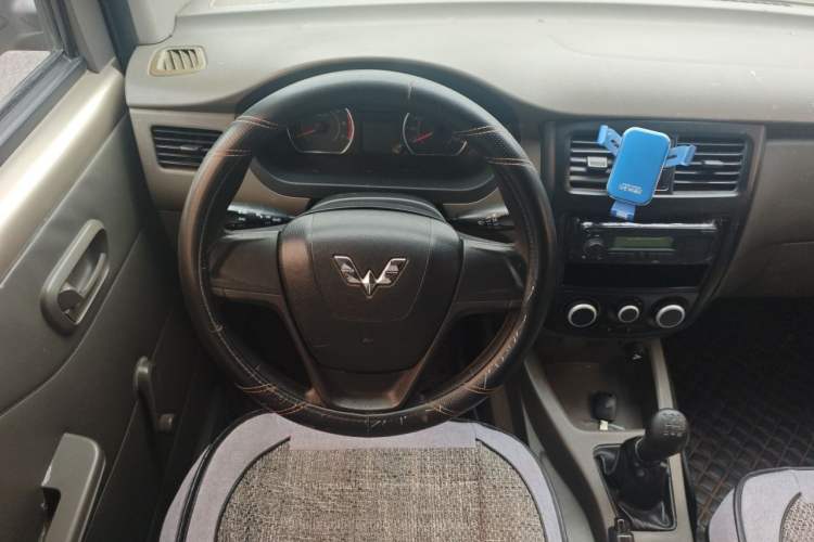 Used Wuling Rongguang V 2016 1.5L Practical Version Non-Power-Assisted Steering Wheel