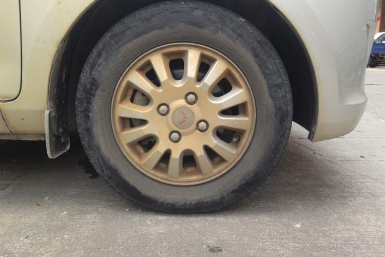 Used Wuling Rongguang V 2016 1.5L Standard Version Right Front Wheel Hub