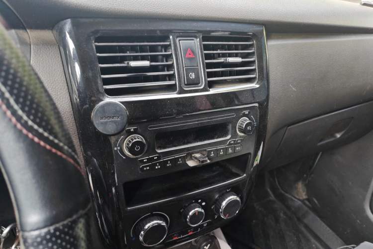 Used Wuling Rongguang V 2016 1.5L Standard Version Audio And AC Panel