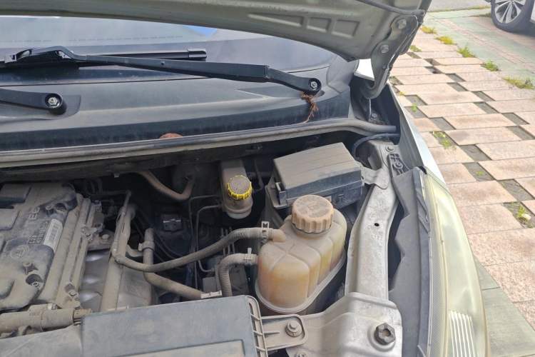 Used Wuling Rongguang V 2016 1.5L Standard Version Engine Bay Left