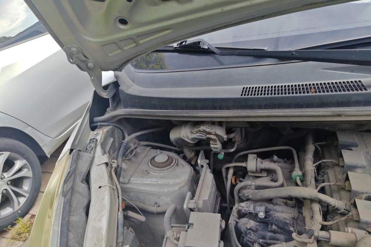 Used Wuling Rongguang V 2016 1.5L Standard Version Engine Bay Right