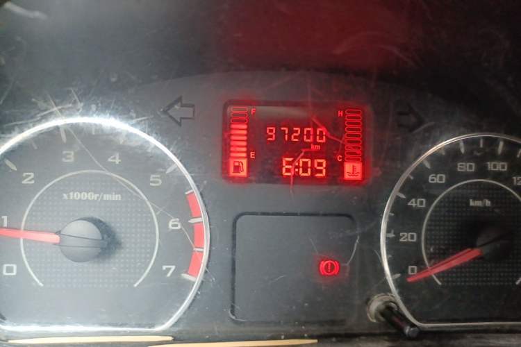 Used Wuling Rongguang V 2016 1.5L Practical Version Odometer Close Up