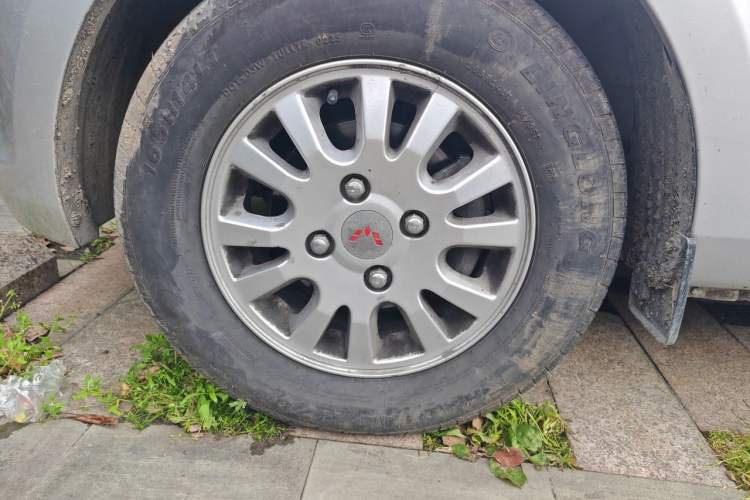 Used Wuling Rongguang V 2016 1.5L Standard Version Right Front Wheel Hub