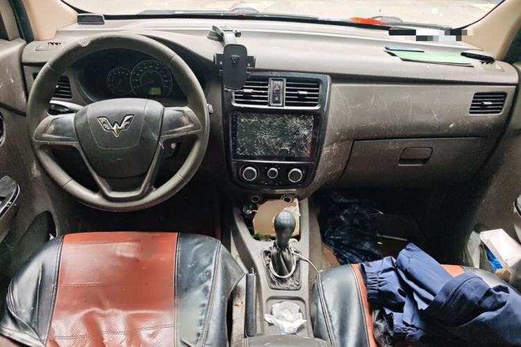 Used Wuling Rongguang V 2016 1.5L Standard Version Center Console