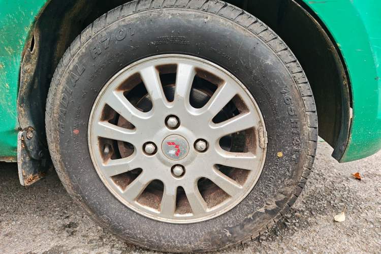 Used Wuling Rongguang V 2016 1.5L Standard Version Right Front Wheel Hub