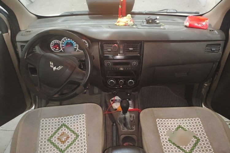 Used Wuling Rongguang V 2016 1.5L Standard Version Center Console
