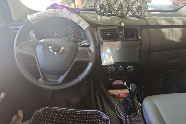 Used Wuling Rongguang V 2016 1.5L Standard Version Center Console
