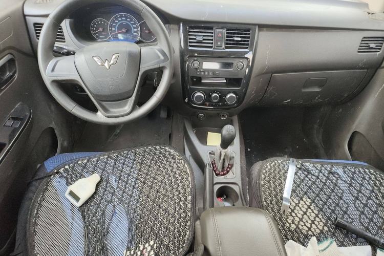 Used Wuling Rongguang V 2016 1.2L Standard Version Center Console