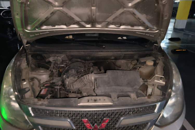 Used Wuling Rongguang V 2016 1.2L Standard Version Engine Bay