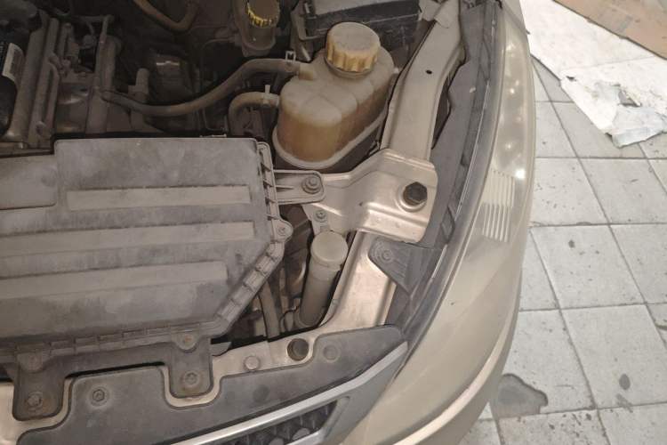 Used Wuling Rongguang V 2016 1.5L Standard Version Engine Bay Left