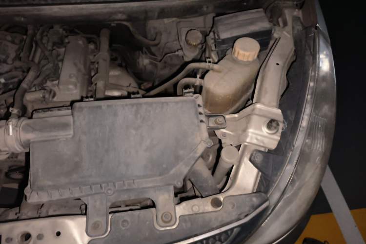 Used Wuling Rongguang V 2016 1.2L Standard Version Engine Bay Left