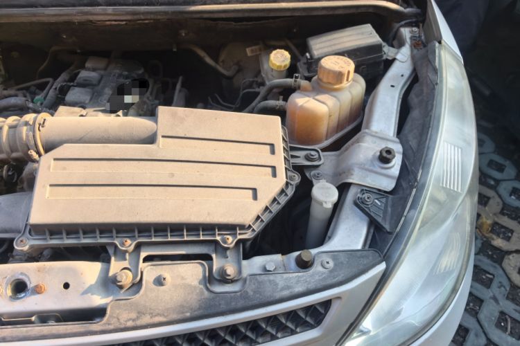 Used Wuling Rongguang V 2016 1.5L Practical Version Non-Power-Assisted Engine Bay Left