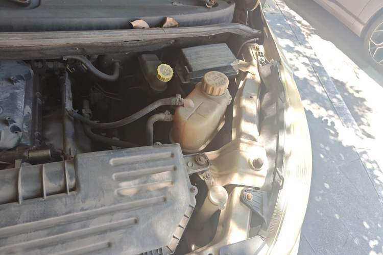 Used Wuling Rongguang V 2016 1.5L Standard Version Engine Bay Left